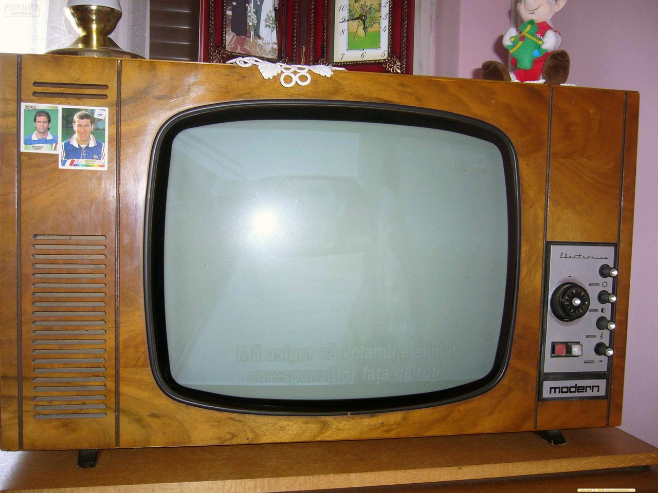 Телевизор прима. Старый телек с ключом. Philips старый телек. Телик с рогатой антенной. Televizor us-TV-7700cr.